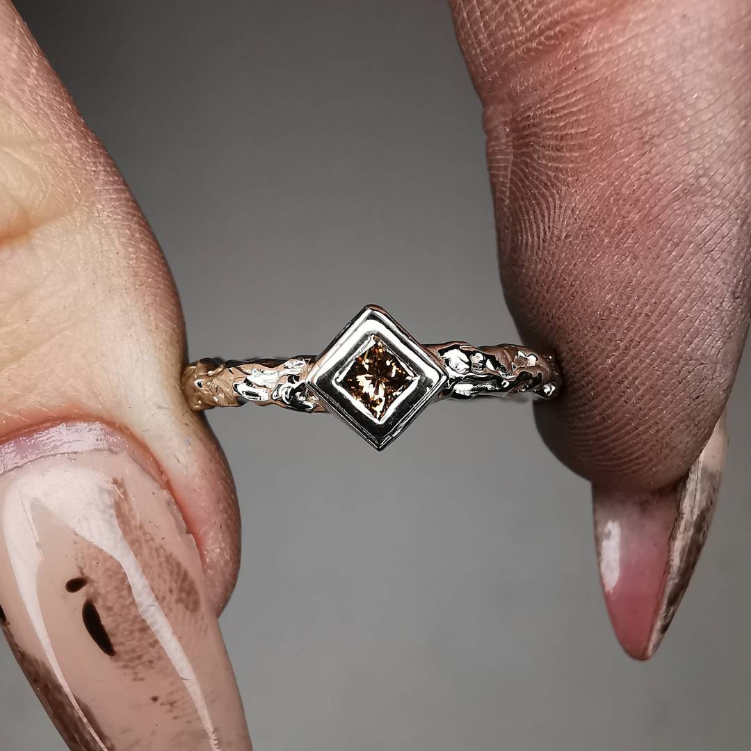 Balto Aukso Autorinis Žiedas Su Natūraliu Konjakiniu Deimantu