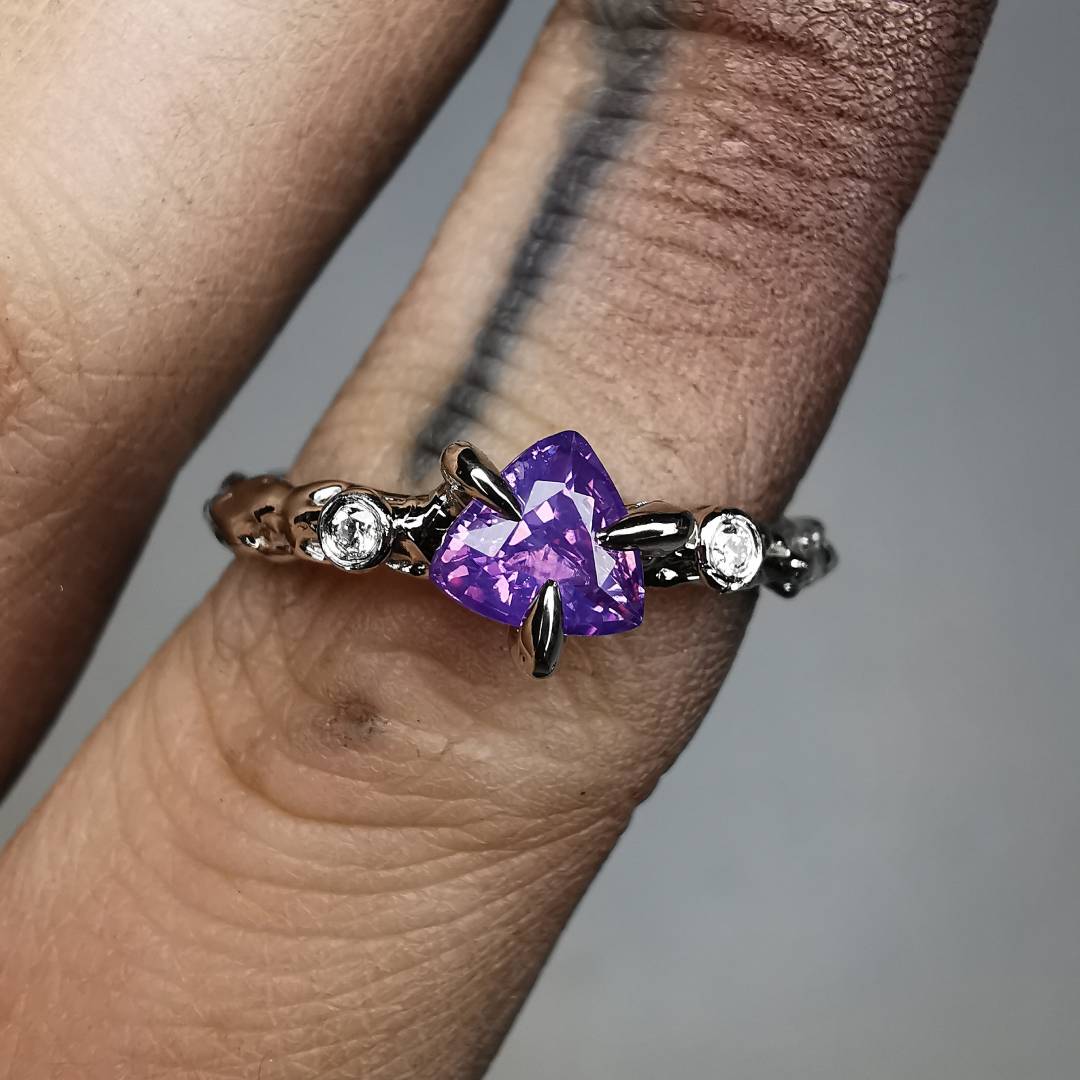 White Gold Ring With Sapphire & Diamonds