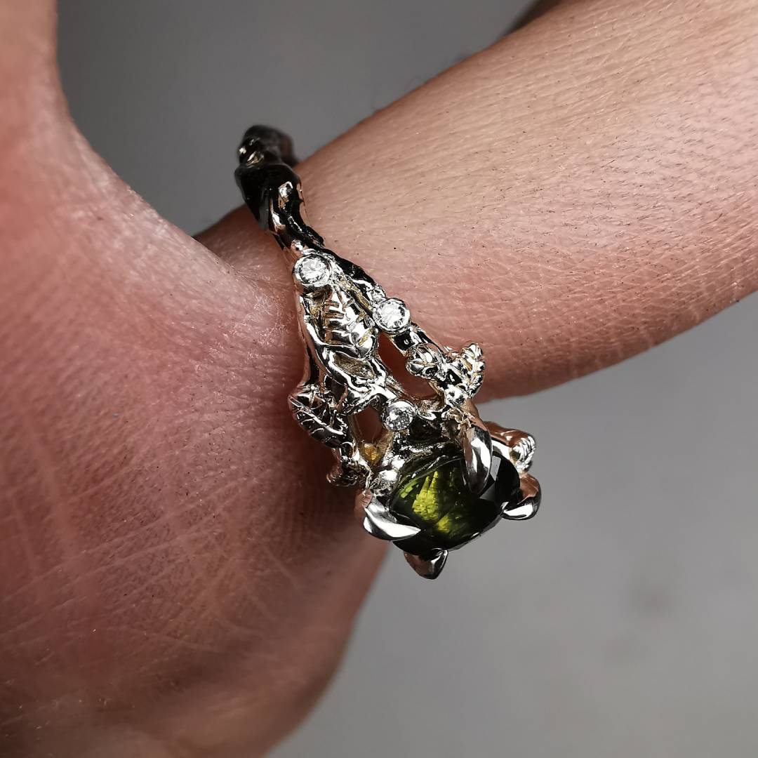 Balto Aukso Autorinis Žiedas Su Safyru Ir Natūraliais Deimantais