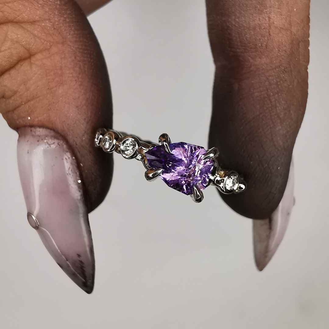 Balto Aukso Autorinis Žiedas Su Violetiniu Safyru & Deimantais