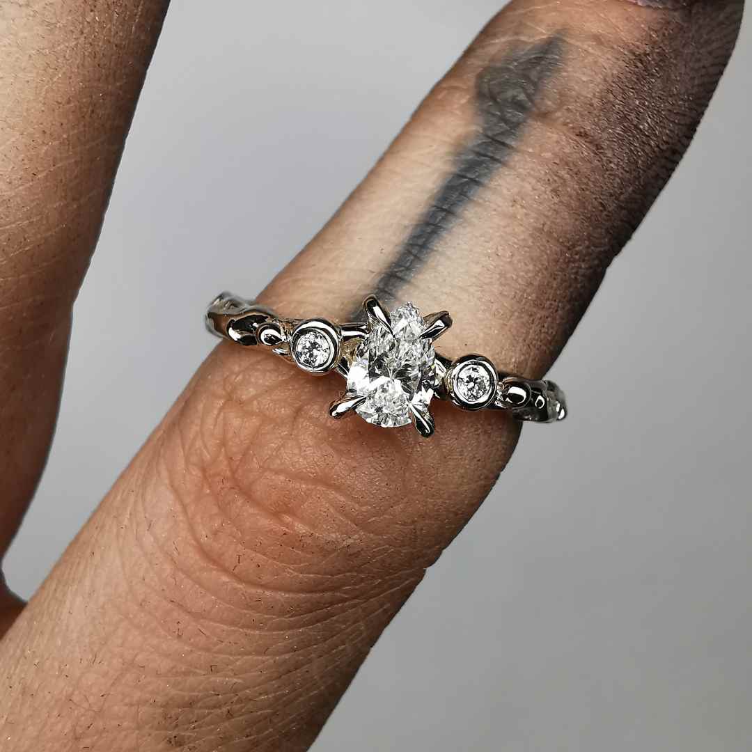 Balto Aukso Žiedas Su Lab. Augintu Deimantu Ir 1.5 mm Natūraliais Deimantais