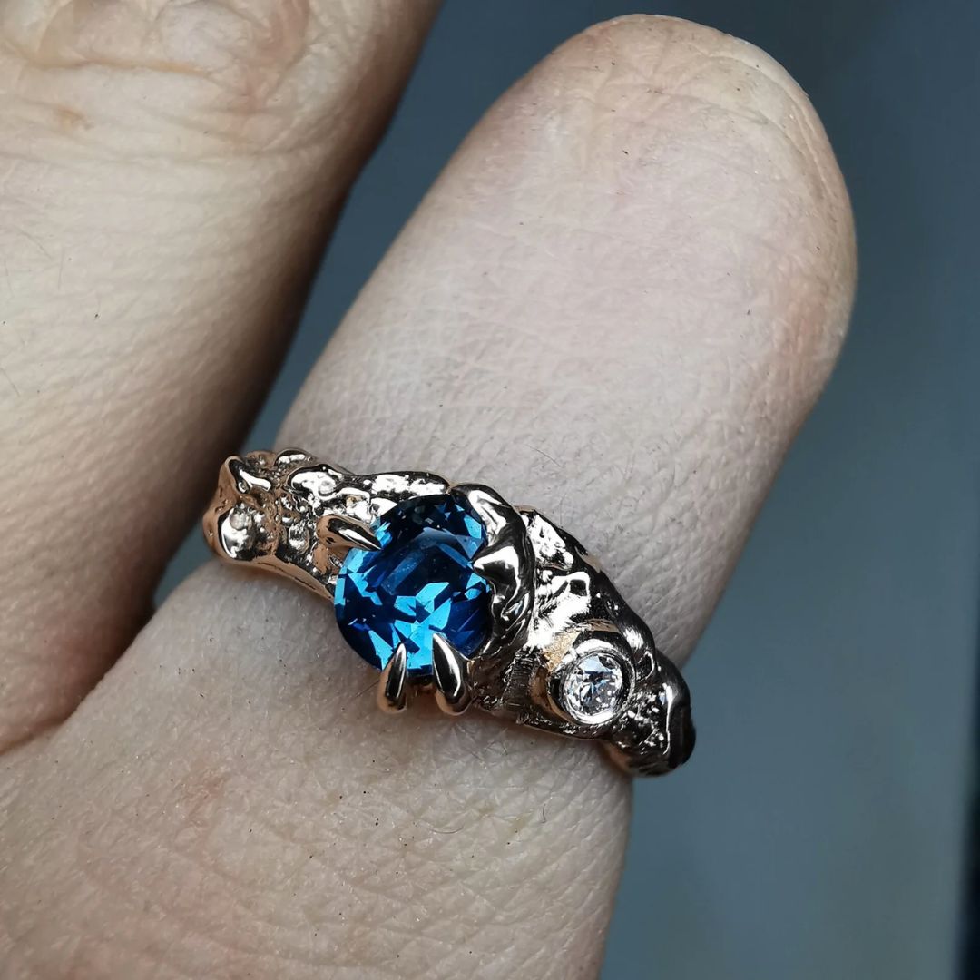 Raudono Aukso Žiedas Su Safyru Ir Lab. Deimantu