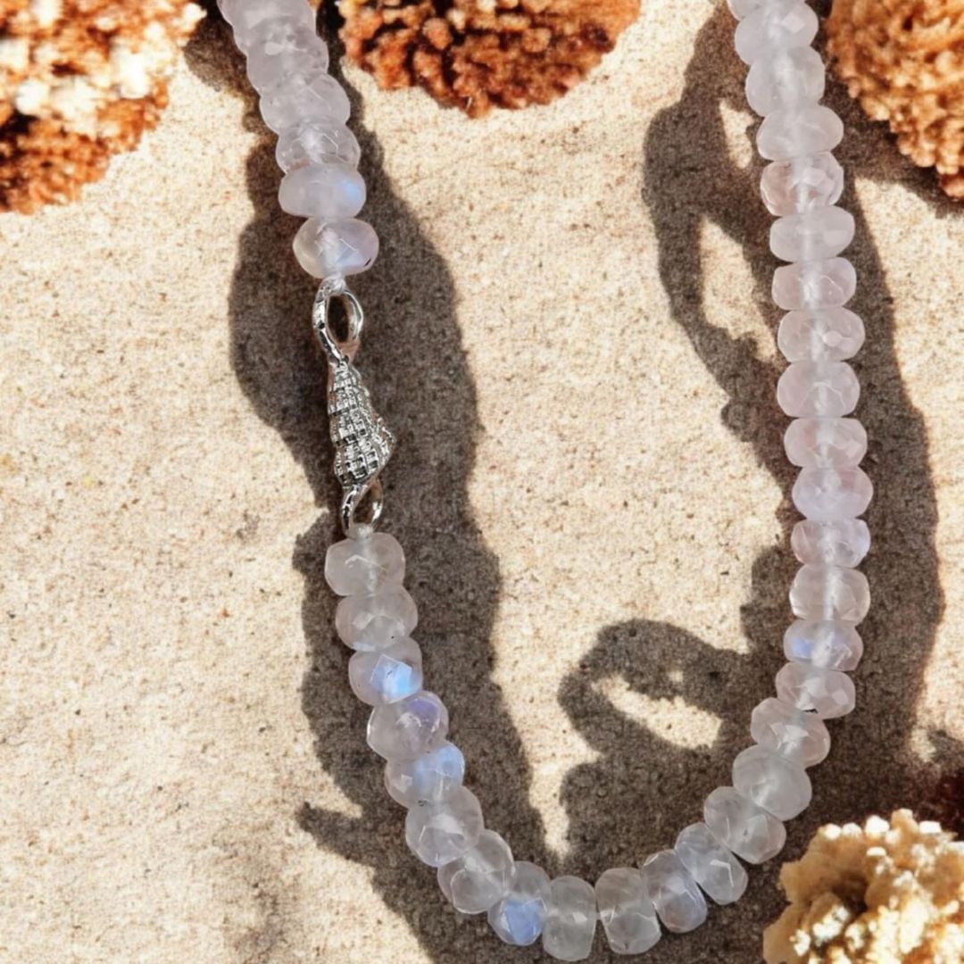 Autorinis Vėrinys Su Sidabro Detalėm Ir Mėnulio Akmeniu