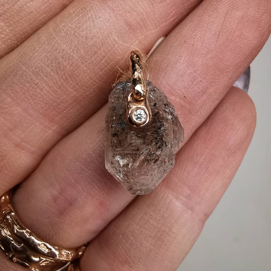 Raudono Aukso Pakabukas Su Deimantu Ir Kalnų Krištolu