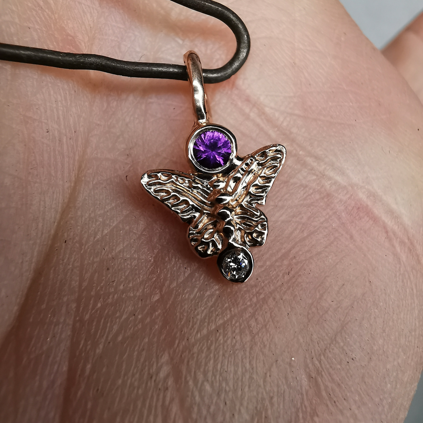 Raudono Aukso Pakabukas Su Safyru Ir Lab. Deimantu