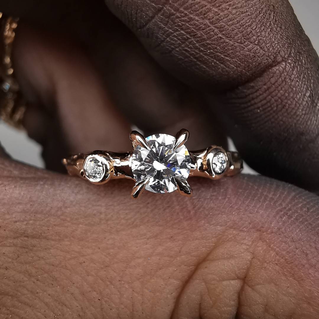 Raudono Aukso Autorinis Žiedas Su Lab. Deimantais