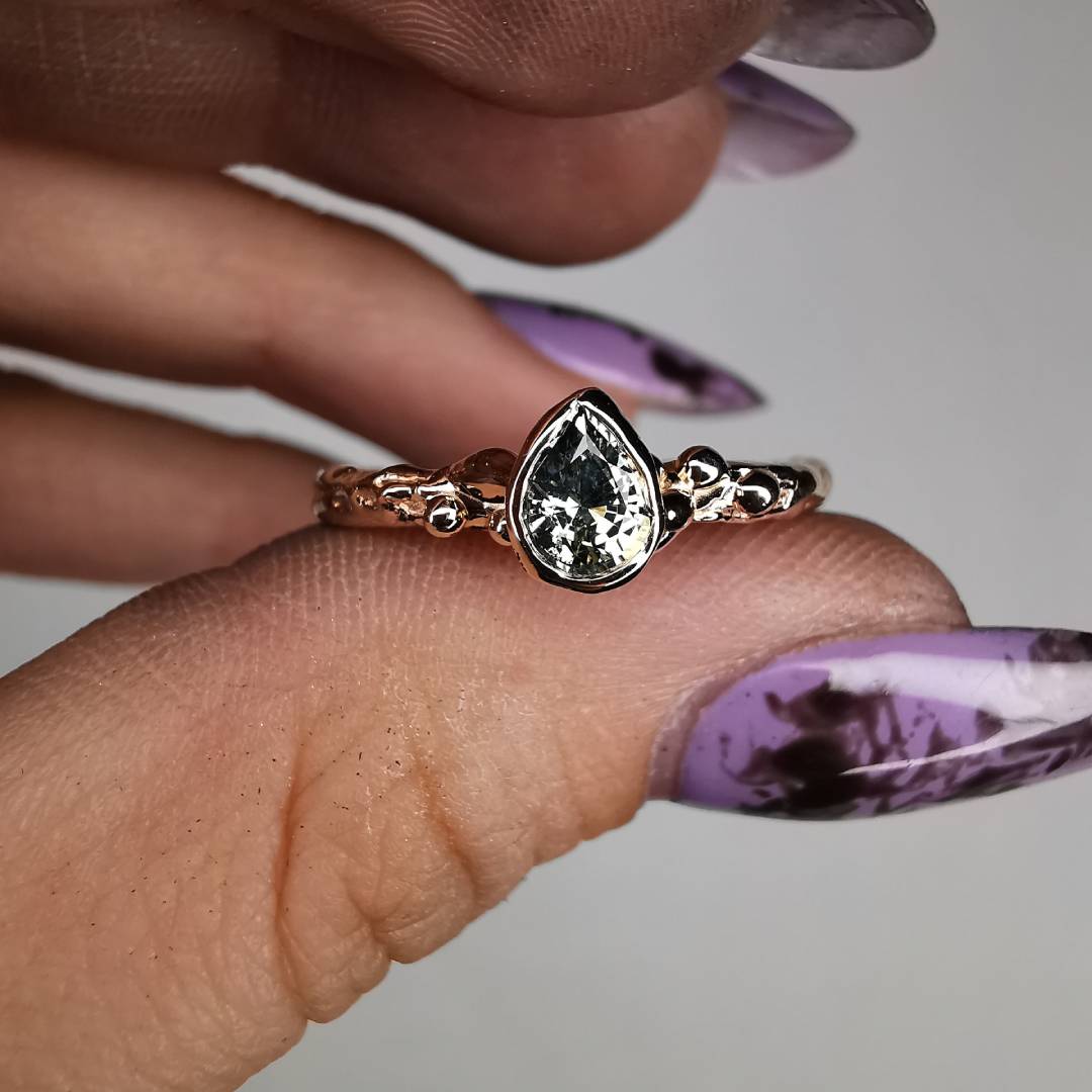 Raudono Aukso Autorinis Žiedas Su Safyru