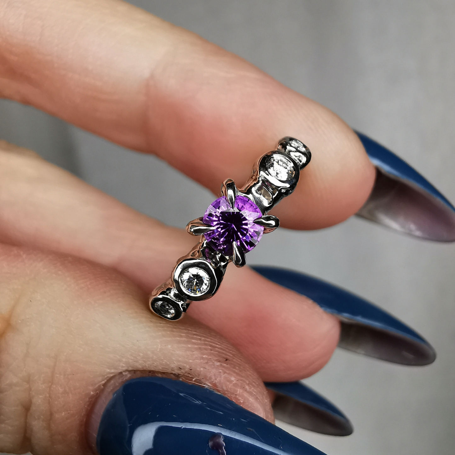 Balto Aukso Žiedas Su Violetiniu Safyru Ir Lab. Deimantais