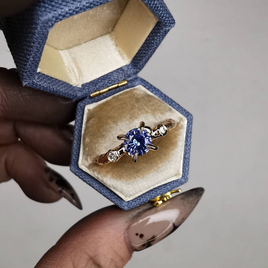 Raudono Aukso Autorinis Žiedas Su Natūraliu Safyru Ir Deimantais