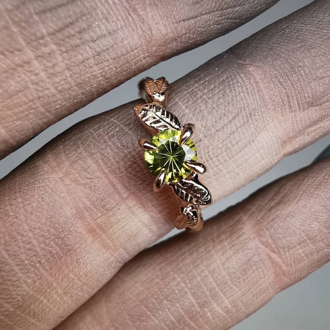 Raudono Aukso Autorinis Žiedas Su Safyru