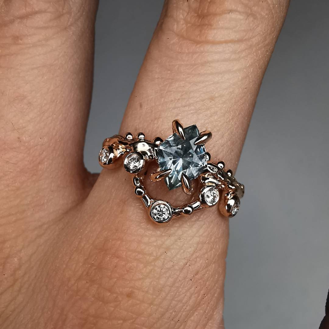 Raudono Aukso Autorinis Žiedas Su Safyru Ir Deimantais