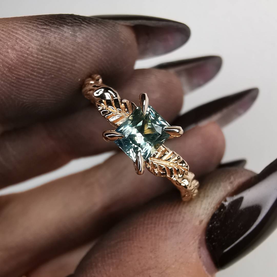 Raudono Aukso Žiedas Su Safyru