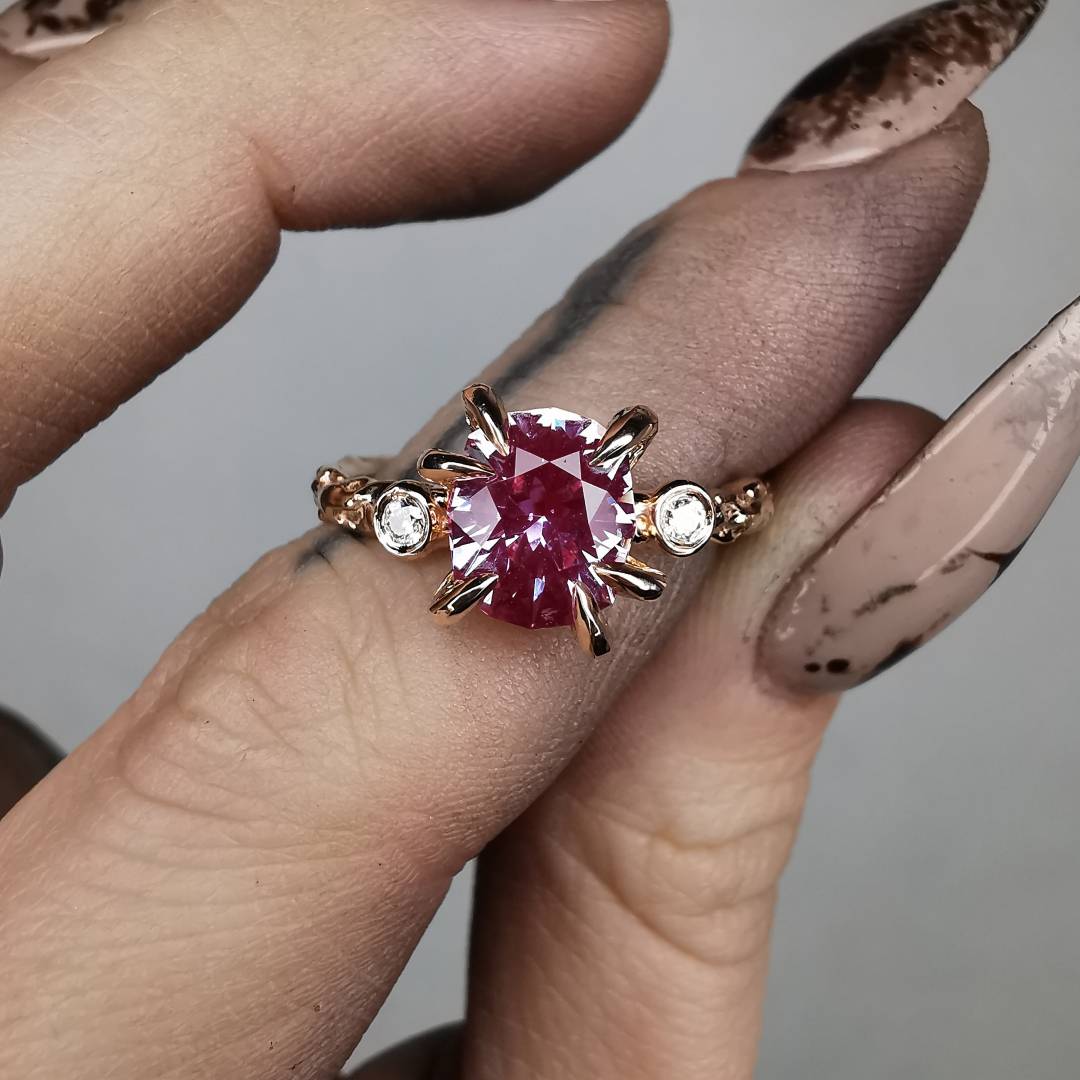 Raudono Aukso Autorinis Žiedas Su Lab. Aleksandritu ir Natūraliais Deimantais