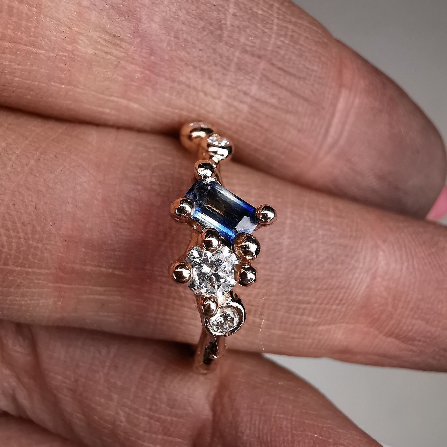 Marry Me Vol. II Raudono Aukso Žiedas Su Lab. Deimantais Ir Safyrais