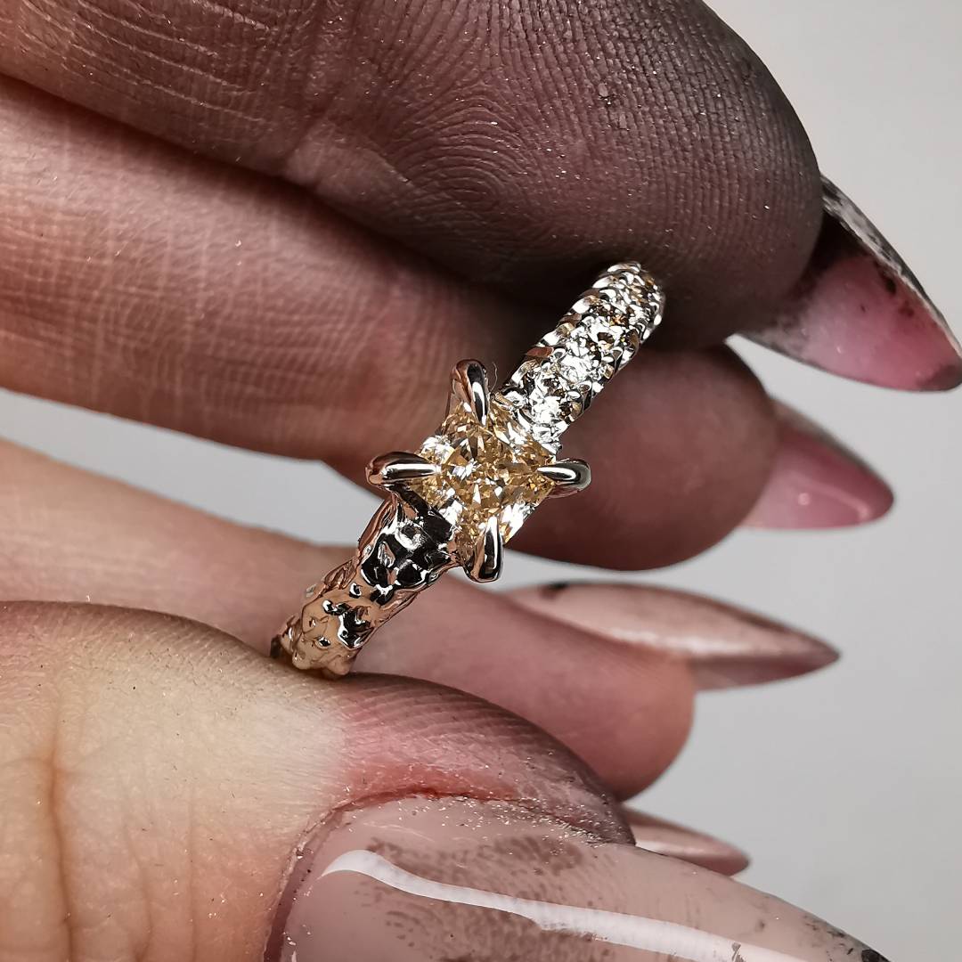 Balto Aukso Megan Žiedas Su Natūraliais Konjakiniais Deimantais