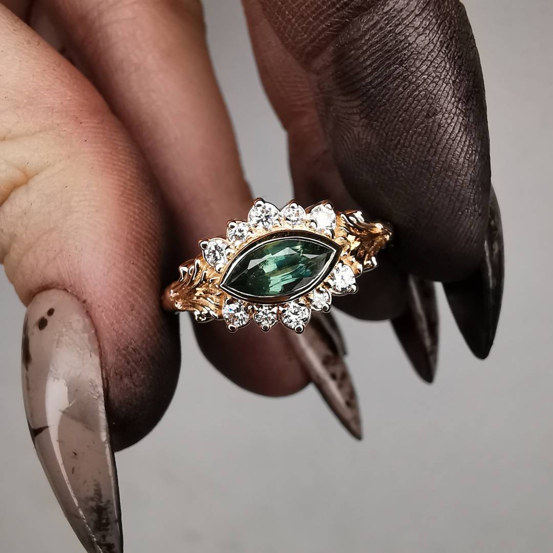 Raudono Aukso Autorinis Žiedas Su Safyru Ir Lab. Deimantais