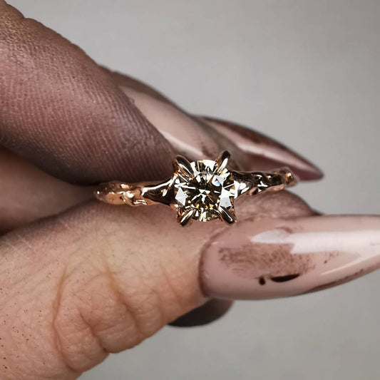 Raudono Aukso Autorinis Žiedas Su Natūraliu Konjakiniu Deimantu