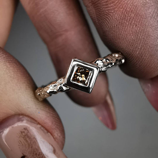 Balto Aukso Autorinis Žiedas Su Natūraliu Konjakiniu Deimantu