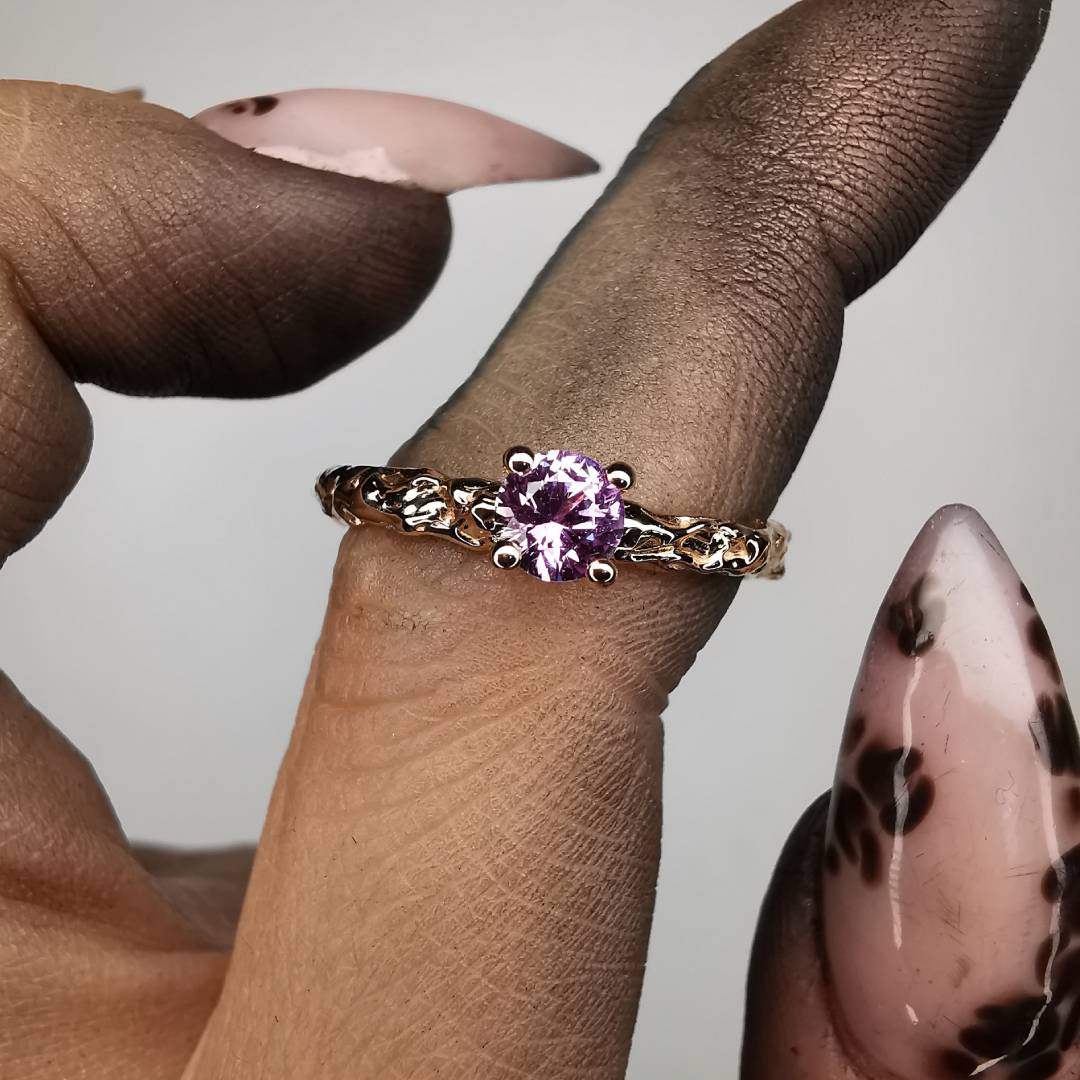 Raudono Aukso Žiedas Su Violetiniu 4.5mm Safyru