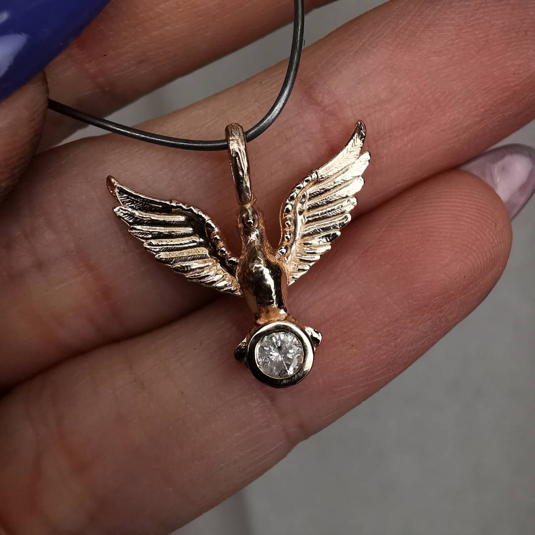 Raudono Aukso Pakabukas Balandis Su Deimantu