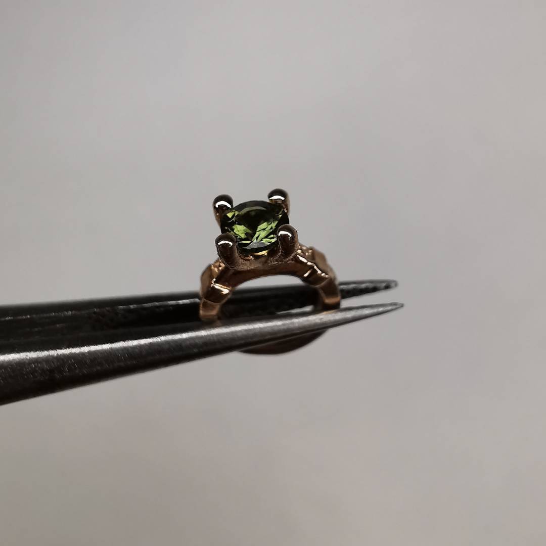 Raudono Aukso Pakabukas Ir 3mm Safyras