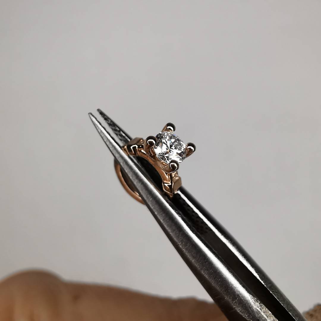 Raudono Aukso Pakabukas Ir 3mm Lab. Deimantas