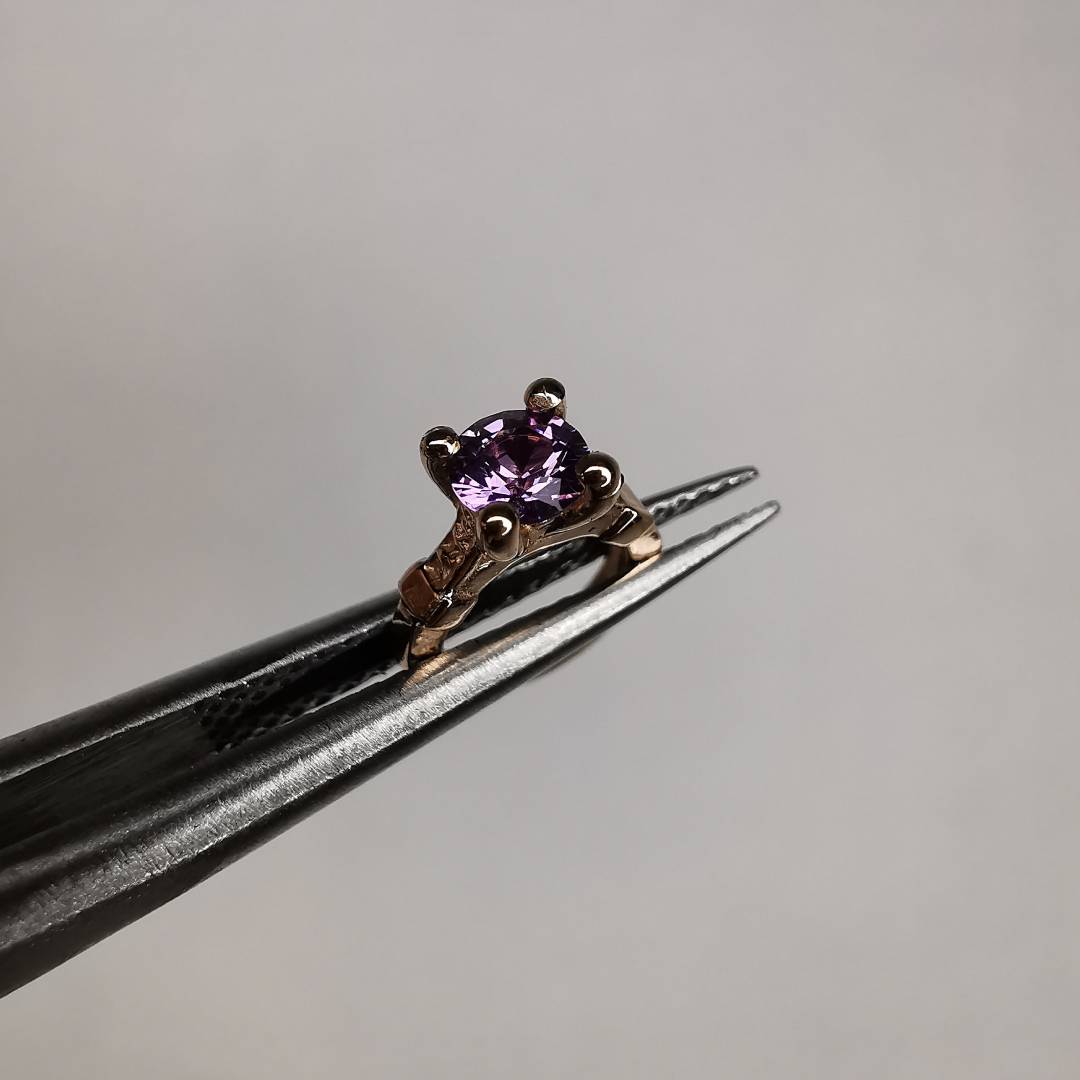 Raudono Aukso Pakabukas Ir 3mm Safyras