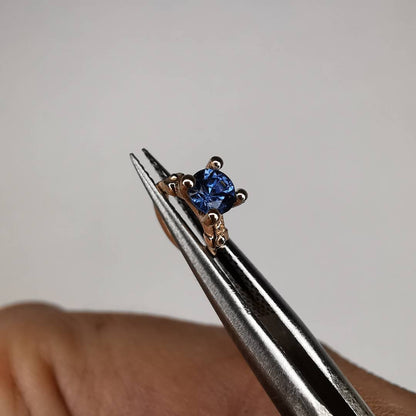 Raudono Aukso Pakabukas Ir 3mm Safyras