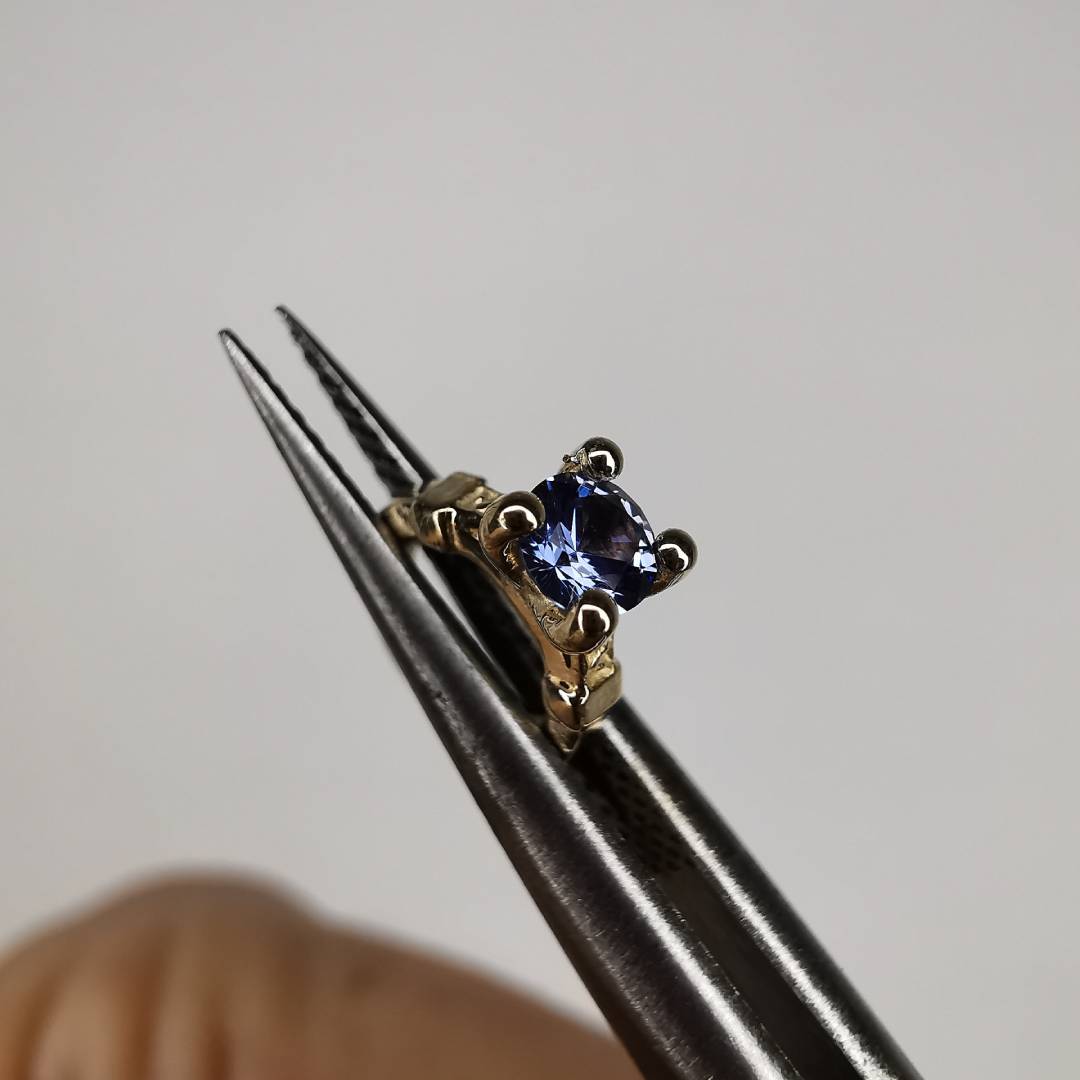 Geltono Aukso Pakabukas Ir 3mm Safyras