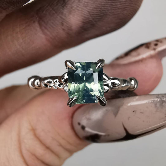 Balto Aukso Autorinis Žiedas Su Safyru