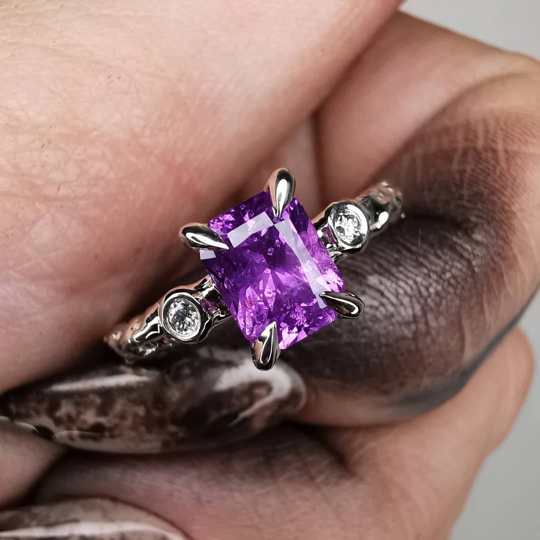 Balto Aukso Autorinis Žiedas Su Natūraliu  Safyru ir deimantais