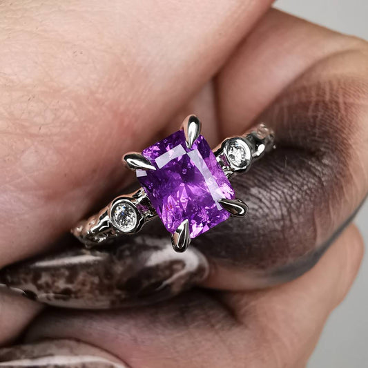 Balto Aukso Autorinis Žiedas Su Natūraliu  Safyru ir deimantais