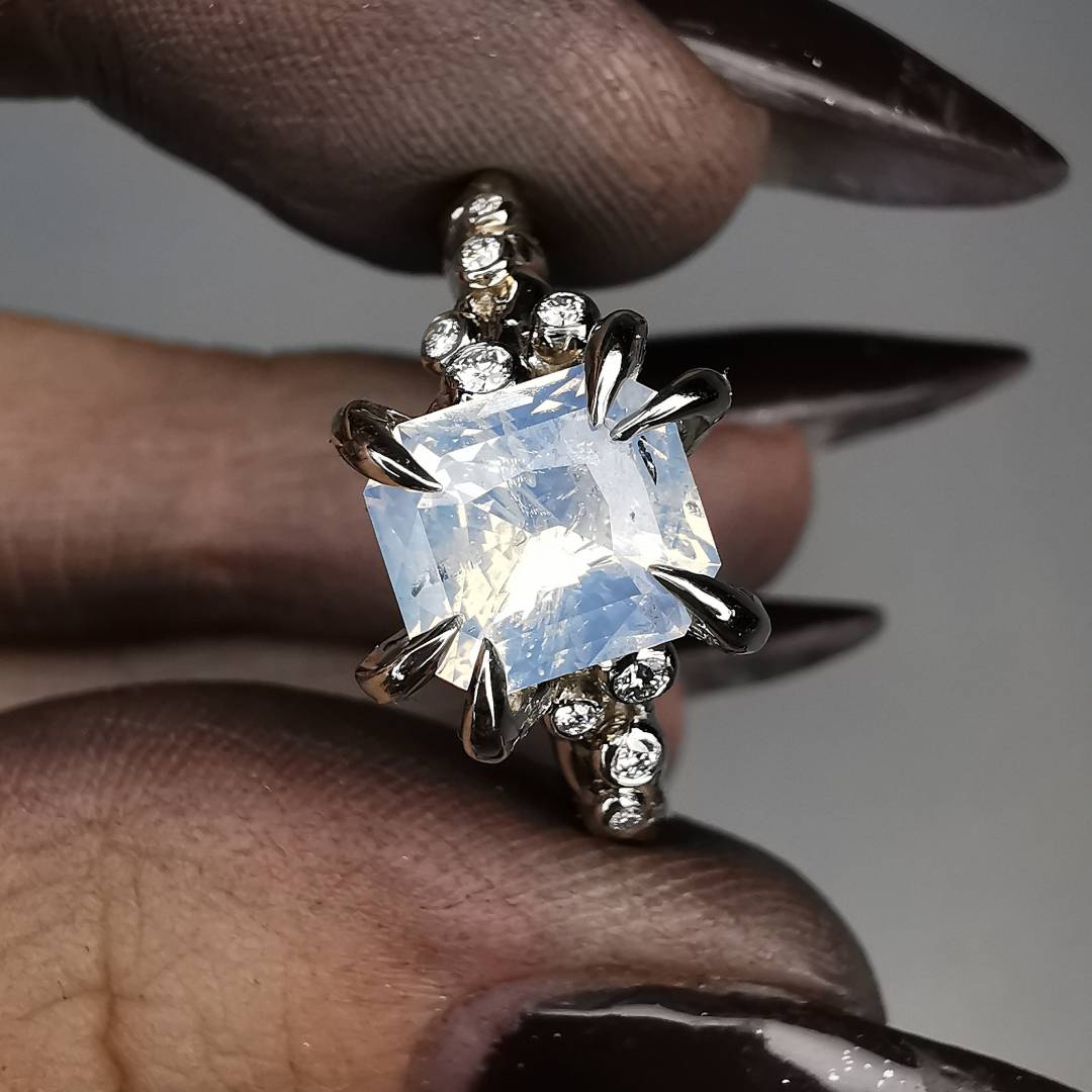 White Gold Ring With Sapphire & Diamonds