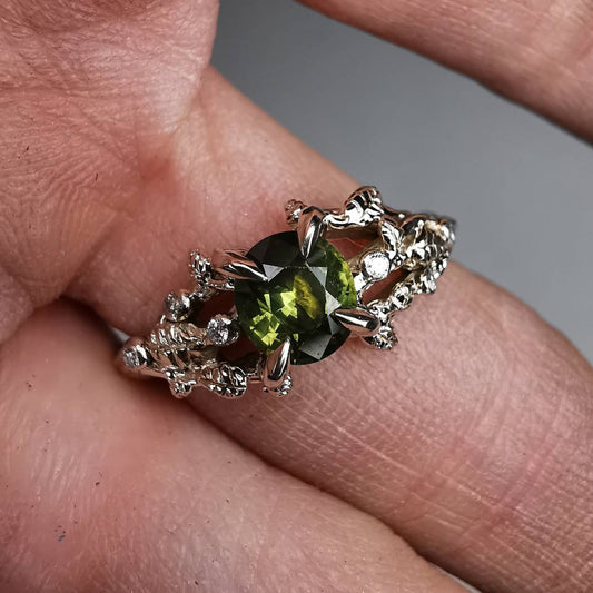 Balto Aukso Autorinis Žiedas Su Safyru Ir Natūraliais Deimantais