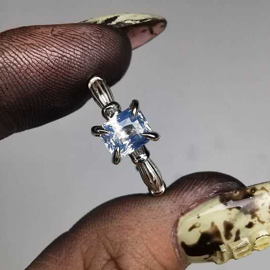 Column I Balto Aukso Žiedas Su Safyru