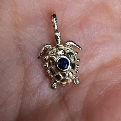 Geltono Aukso Pakabukas Vėžlys Su Safyru