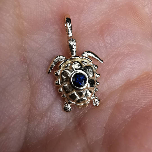 Geltono Aukso Pakabukas Vėžlys Su Safyru