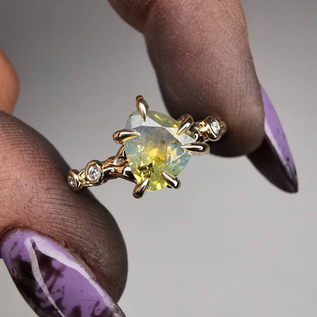 Geltono Aukso Autorinis Žiedas Su Safyru 