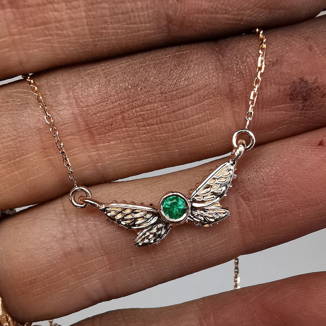 Raudono Aukso Autorinis Pakabukas Su Smaragdu