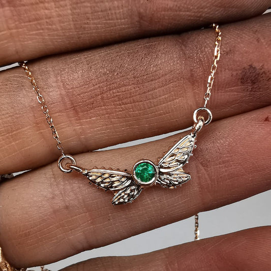 Raudono Aukso Autorinis Pakabukas Su Smaragdu