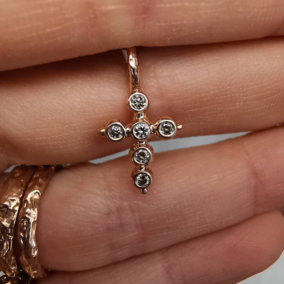 Raudono Aukso Pakabukas Kryželis Su Deimantais