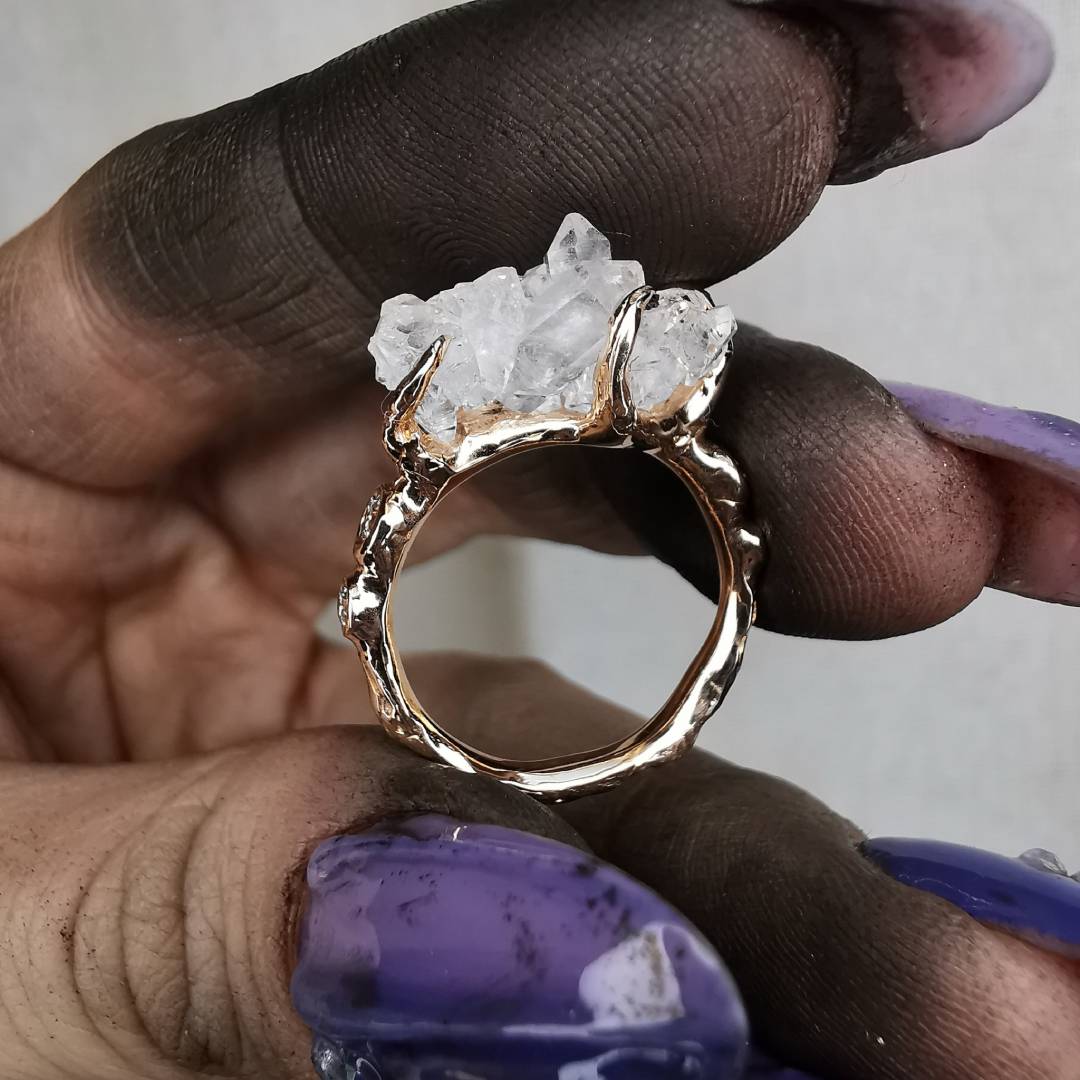 Raudono Aukso Žiedas Su Kalnų Krištolu Ir Lab. Deimantais