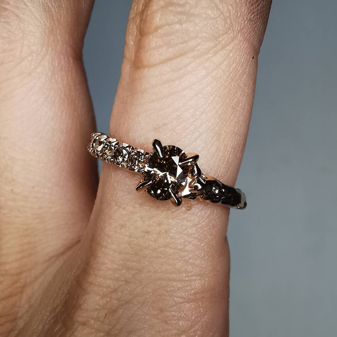 Raudono Aukso Autorinis Žiedas Su Deimantais