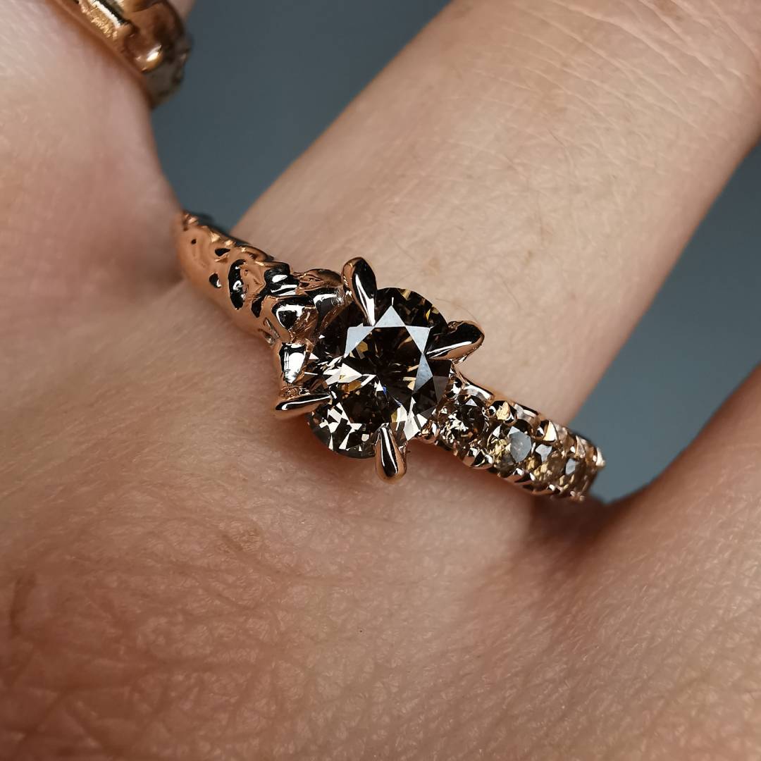 Raudono Aukso Autorinis Žiedas Su Deimantais