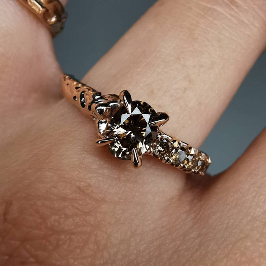 Raudono Aukso Autorinis Žiedas Su Deimantais