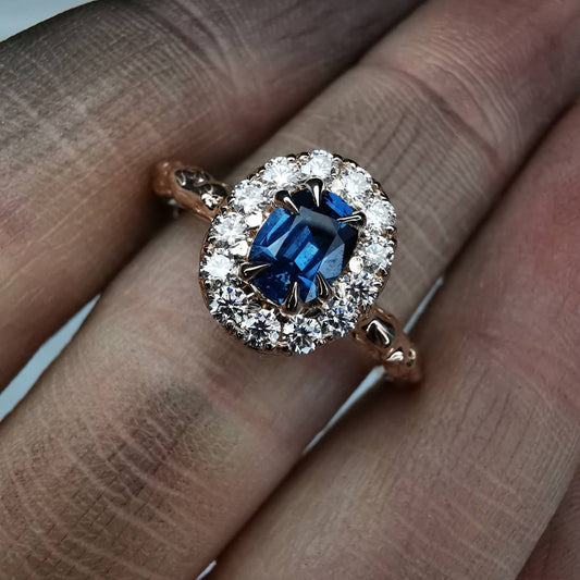 Oval Sparkle Around Antique Raudono Aukso Žiedas Su Safyru Ir Lab. Deimantais