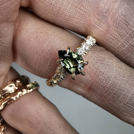 Geltono Aukso Autorinis Žiedas Su Safyru Ir Lab. Deimantais