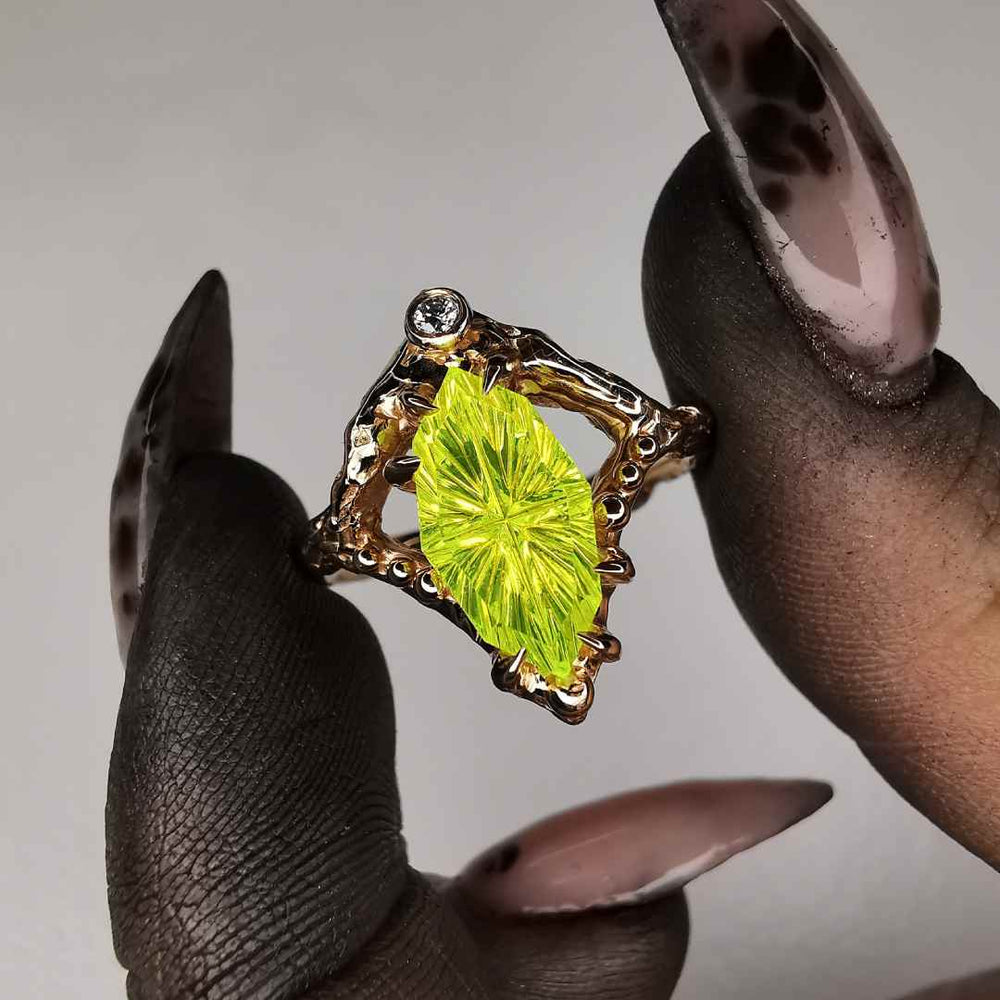 Raudono Aukso Žiedas Su Fantasy Cut LuAg Lab. Garnet & Deimantu