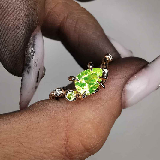 Raudono Aukso Autorinis Žiedas Su LuAG Lab. Garnets & Diamond
