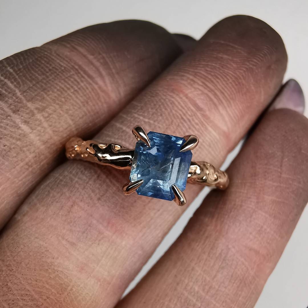 Raudono Aukso Žiedas Su Safyru